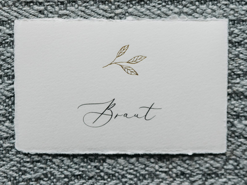 Tischkarten mit goldenem Zweig veredelt, handgefertigt und personalisiert mit dem Namen Ihres Gastes. Gedruckt und geprägt auf Büttenpapier.