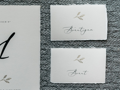 Tischkarten mit goldenem Zweig veredelt, handgefertigt und personalisiert mit dem Namen Ihres Gastes. Gedruckt und geprägt auf Büttenpapier.