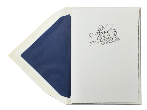 Hochzeitseinladung in kalligrafischer Schrift mit Prägung, Büttenpapier mit Büttenumschlag.