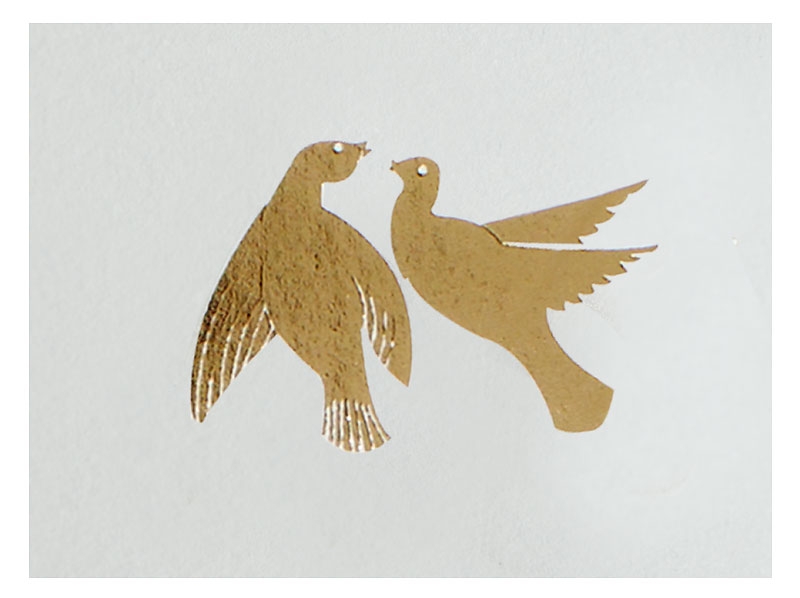 Personalisierbare Tischnummerierung mit gold geprägtem Taubenpaar.