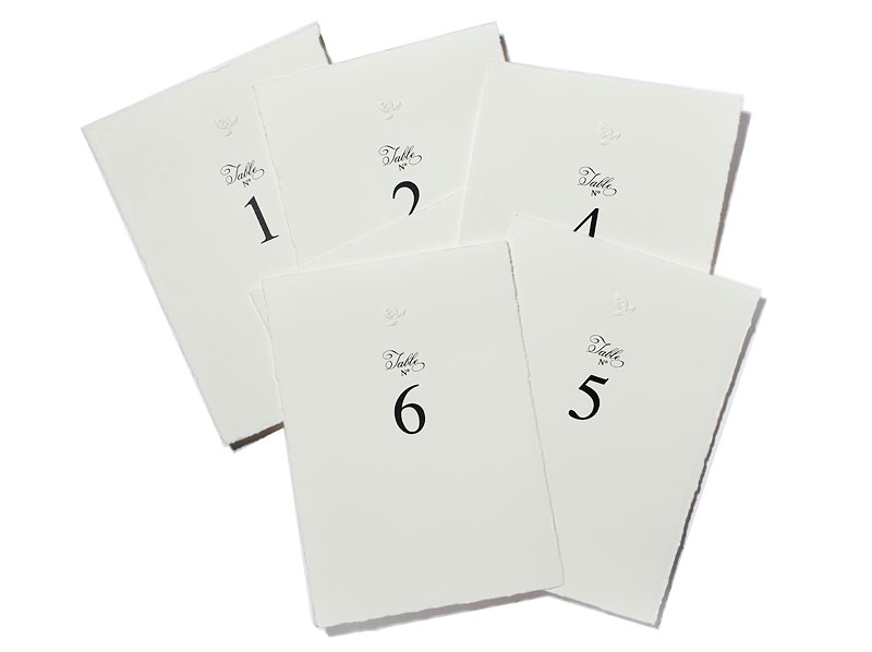 Tischnummer im A6 Format gedruckt auf Büttenpapier mit Blindprägung.