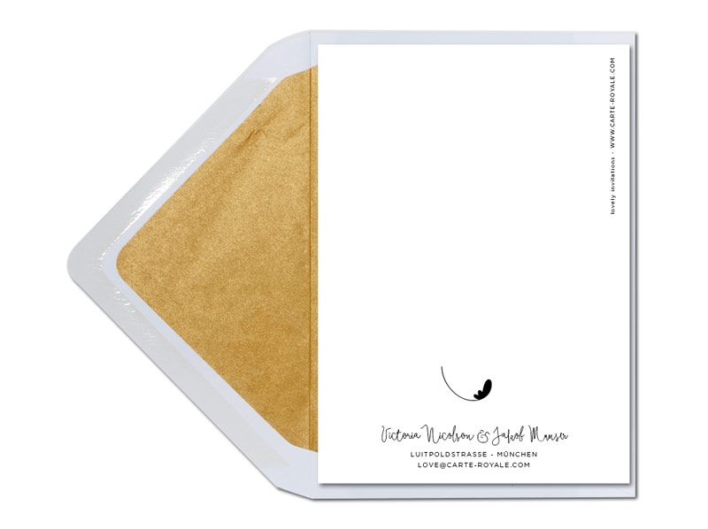 Illustrierte Einladungskarte in schwarz-weiß mit gold gefüttertem Briefumschlag.