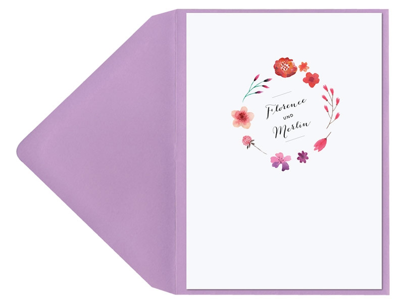 Hochzeitseinladungen mit Blumenkranz in Aquarellfarben und violettem Umschlag.