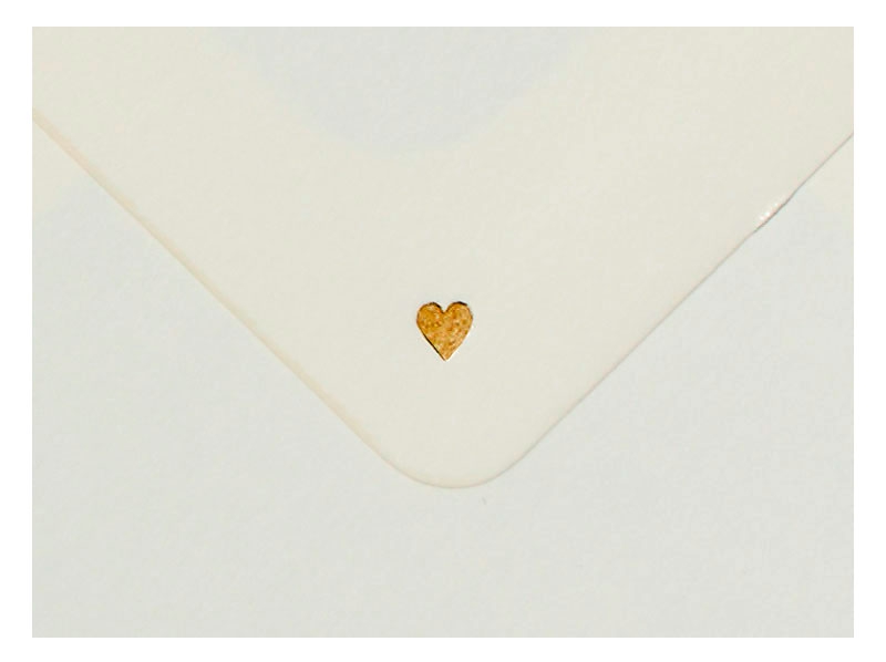 Danksagungskarte gedruckt auf Büttenpapier mit 2 gold geprägten Herzen.