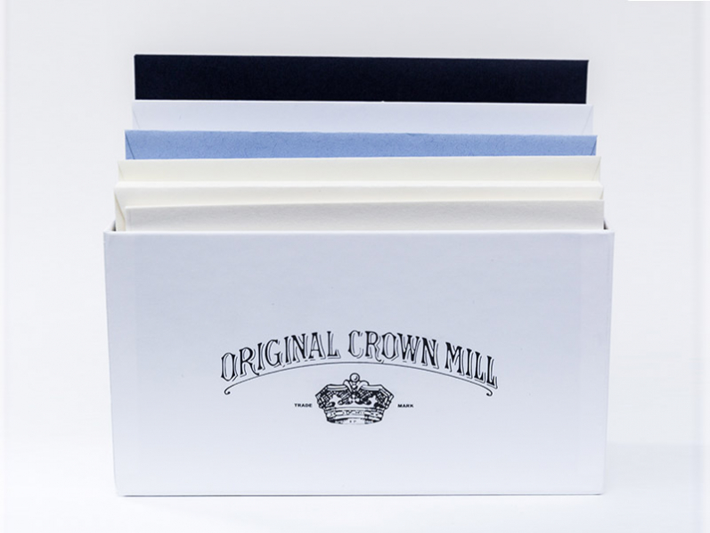 Papeterie in feinster Qualität für schöne Grüße und Glückwünsche. 4 farbige Geschenkbox gefüllt mit Karten und Briefkuverts von Crown Mill.