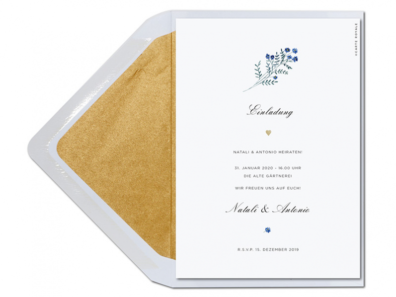Hochzeitseinladung mit blauen Blüten in Aquarell und Gold geprägtem Herz auf GMUND Papier.