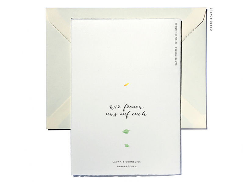 In Aquarell gezeichneter Blätter- und Blumenkranz, Hochzeitskarten gedruckt auf Büttenpapier.