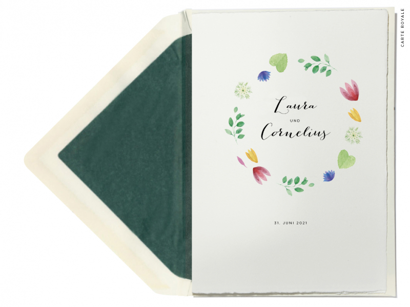 In Aquarell gezeichneter Blätter- und Blumenkranz, Hochzeitskarten gedruckt auf Büttenpapier.