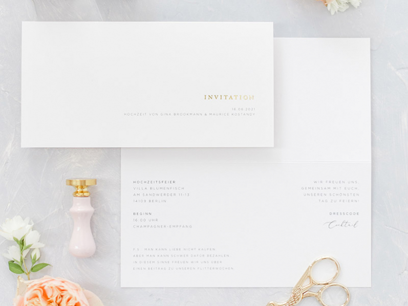 Fine Art Wedding Hochzeitseinladungskarte mit edler Goldprägung, gedruckt auf hochwertigem Papier und pudrig roséfarbenem Briefumschlag.