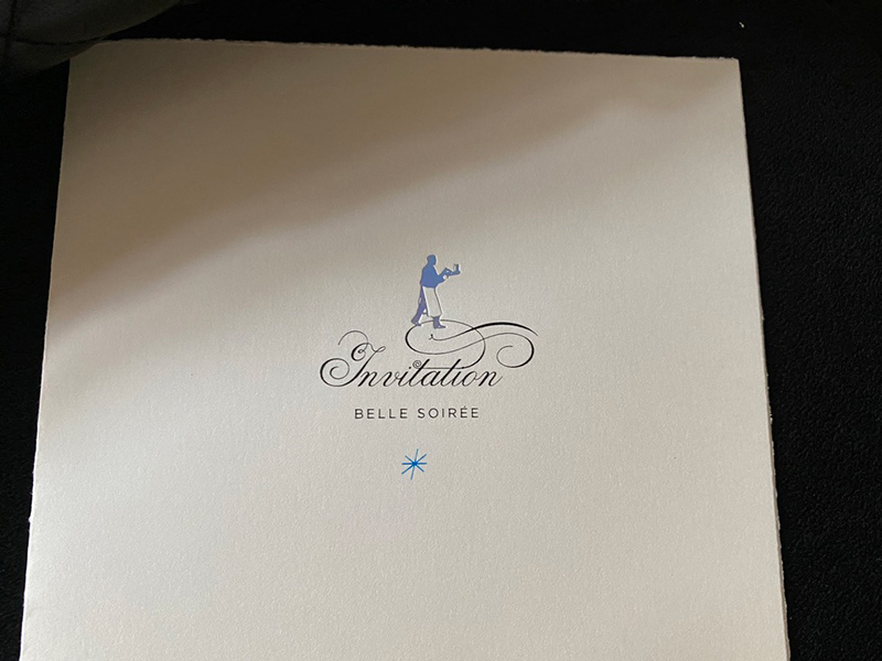 Büttenpapier Einladungskarten in kalligrafischer Schrift und silber geprägtem Diener.