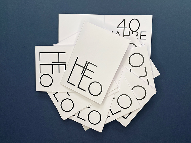 Hello - Typografische Grüße mit gold gefüttertem Briefumschlag.
