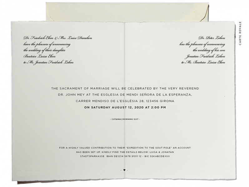 Klassische Einladungskarte in der die Eltern einladen. Eucalyptuskranz mit Goldprägung gedruckt auf Büttenpapier.