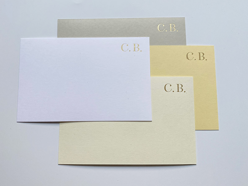 32 Premium Karten mit Gold geprägten Buchstaben (Initialen) und hochwertigen Briefumschläge in 4 Farben: butter, cream, dove & weiß.