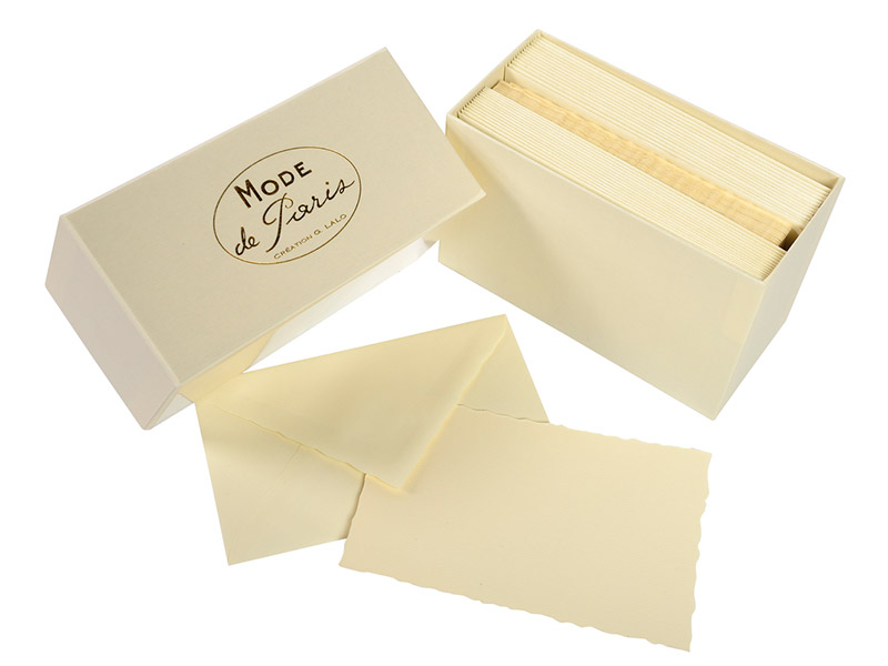 30 hochwertige Karten und Kuverts in einer Geschenkbox verpackt. Die Kanten der Karten und Kuverts sind gewellt und aus feinem Vergé-Papier.