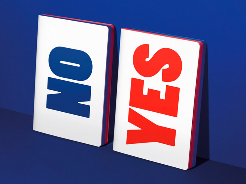 Grafisches Notizbuch YES or NO mit rot-blauem Farbschnitt und Ledereinband. Gefüllt mit 256 Seiten Premium Papier mit dezent grauem Punkteraster.