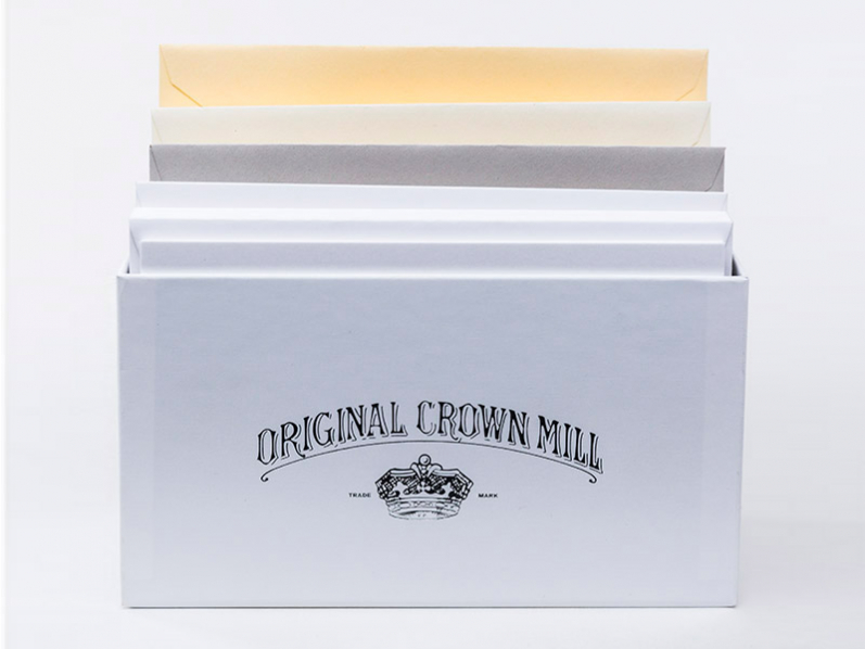 Hochwertige Original Crown Mill Korrespondenzkarten für persönliche Grüße oder Einladungen in 4 Farben. Die Karten sind in einer hochwerigen Geschenkbox verpackt.