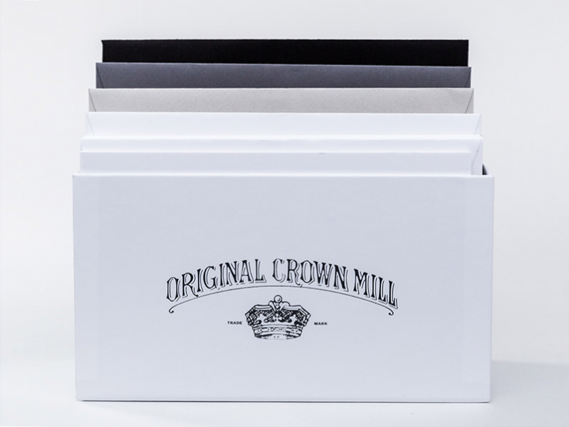 32 personalisierte Kuverts mit Karten von Crown Mill in schwarz, anthrazit, dove und weiß. Ganz persönlich: In Kupfer geprägte Initialen.