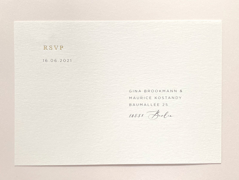 Papeterie aus einem Guss. Die RSVP als Postkarte mit 2-fach goldener Prägung passt perfekt zu Ihrer Fine-Art-Wedding Einladung.