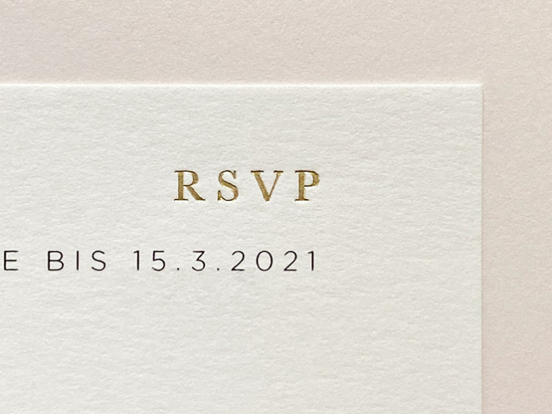 Papeterie aus einem Guss. Die RSVP als Postkarte mit 2-fach goldener Prägung passt perfekt zu Ihrer Fine-Art-Wedding Einladung.