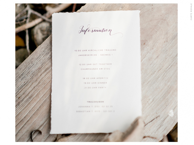 Alle wichtigen Details zum Hochzeitstag als Einleger passend zur Kalligrafie Hochzeitseinladung.