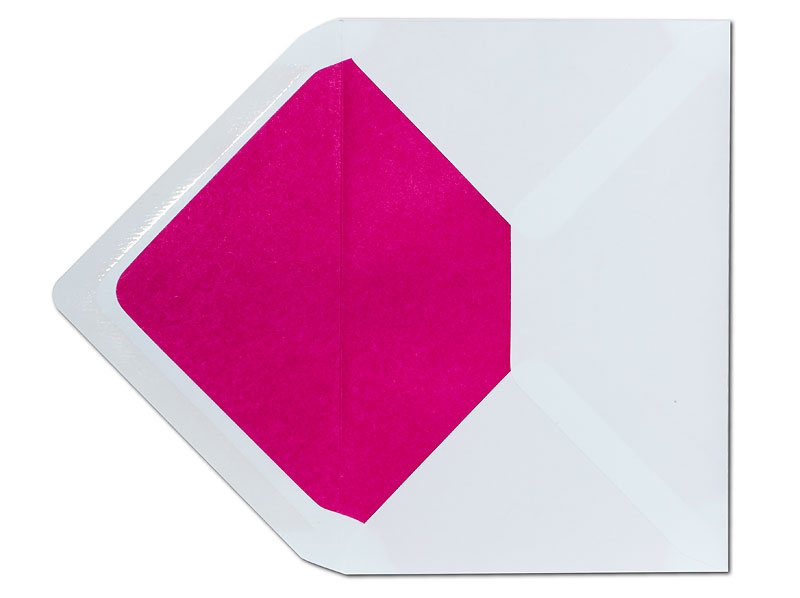 Weißer C6 Briefumschlag mit einem Innenfutter in kräftigem pink.