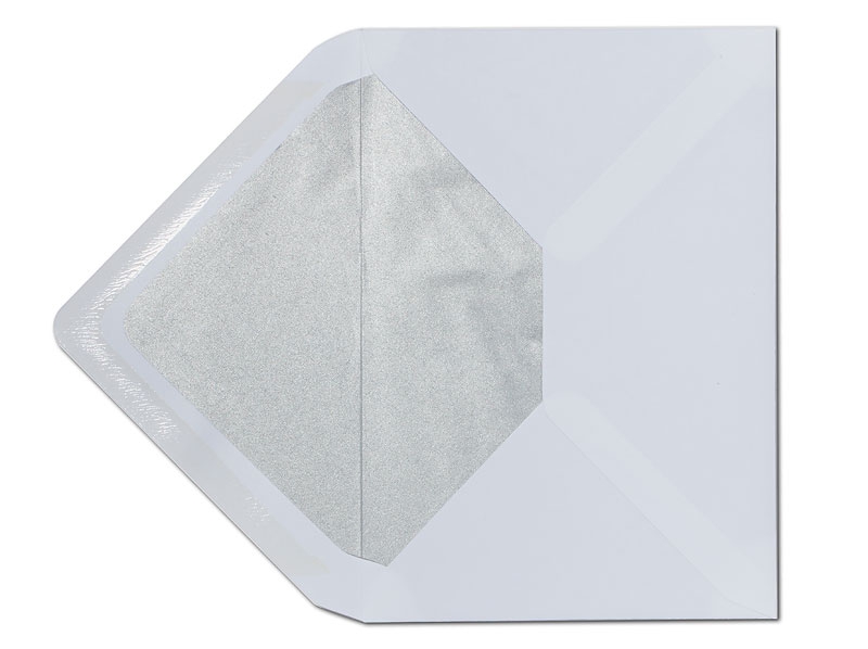 Weißer C5 Briefumschlag mit matt-silbernem Seidenpapier gefüttert.