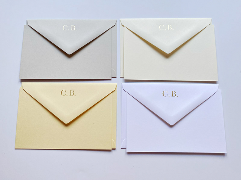 Für besondere Post. Ihre Briefumschläge mit Ihren in Gold geprägten Initialen. 32 hochwertige Karten & Kuverts von Crown Mill  in 4 verschiedenen Farben.