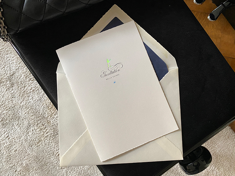 Büttenpapier Einladungskarten in kalligrafischer Schrift und silber geprägtem Diener.
