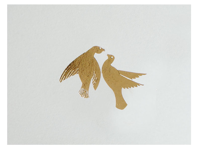 Hochzeitseinladung mit gold geprägtem Taubenpaar.
