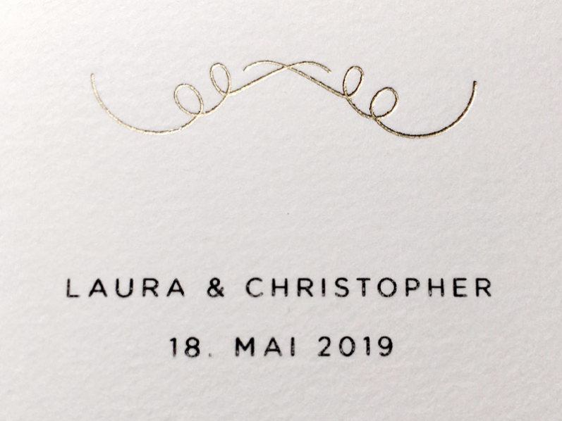 Kalligrafie Hochzeitseinladungen mit goldenem Ornament inklusive Büttenkuvert.