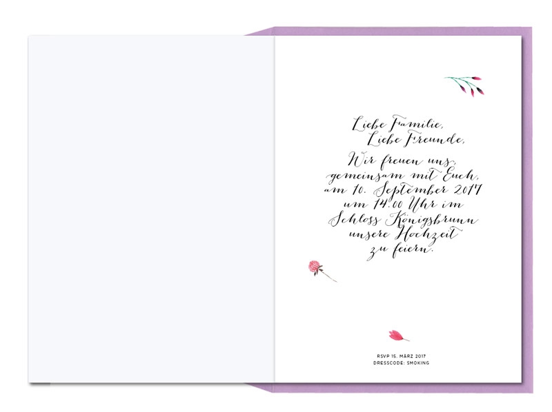 Einladungskarten mit Blumenkranz in Aquarellfarben und lila Briefumschlag.