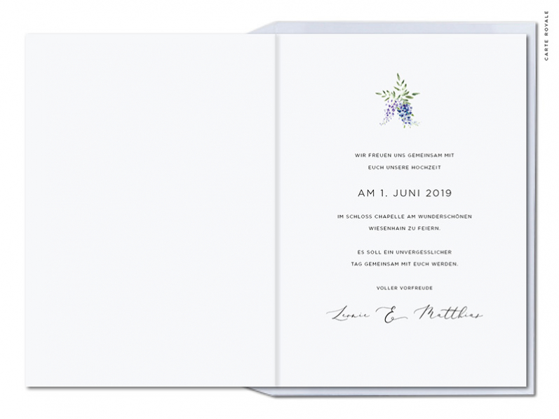 Premium Hochzeitseinladung mit Blütenkranz in Pastell gedruckt auf GMUND Feinstpapier.
