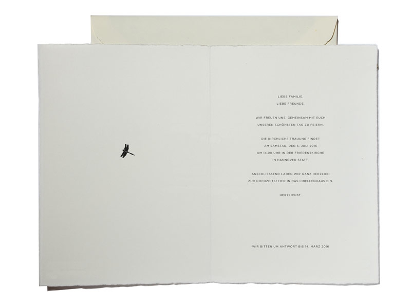 Einladungen gedruckt auf Büttenpapier mit gold geprägter Libelle.