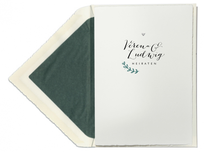 Büttenpapier Hochzeitseinladungen mit grünem Zweig und geprägtem Herz.