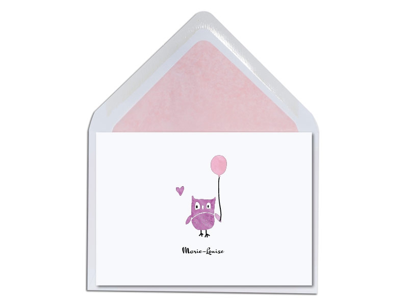 Geburtskarte mit illustrierter Eule und rosa gefüttertem Briefumschlag.