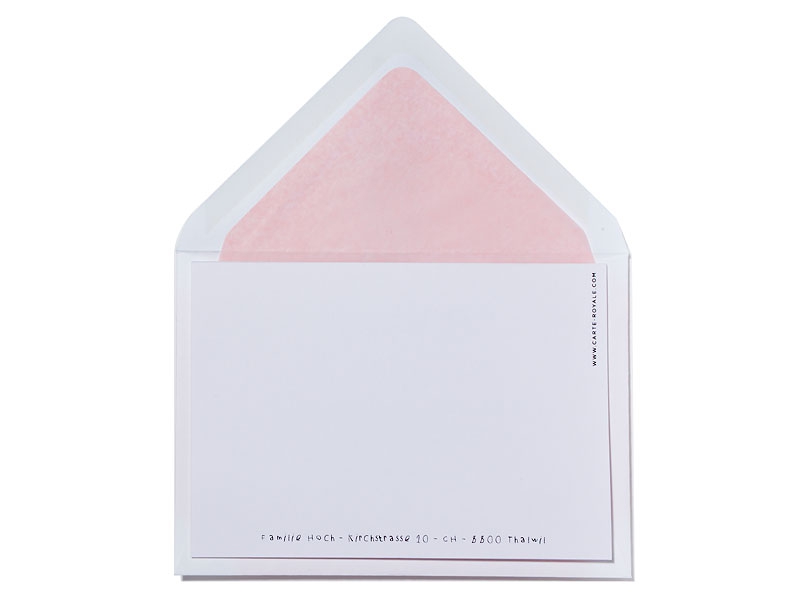 Geburtskarte mit liegendem Rehkitz und rosa gefüttertem Briefumschlag.