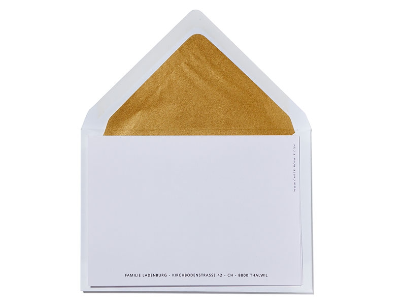 Geburtskarte mit gold geprägtem Reh und matt-gold gefüttertem Briefumschlag.