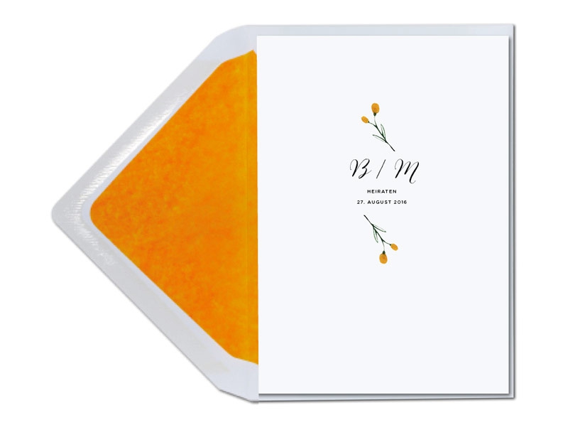 Hochzeitskarten mit gezeichneter Blume in orange und passendem Briefumschlag.