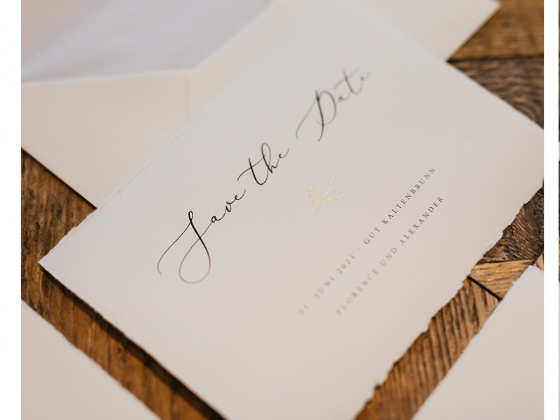 Büttenpapier Save-the-Date-Karte zur Hochzeit mit gold geprägem Blatt