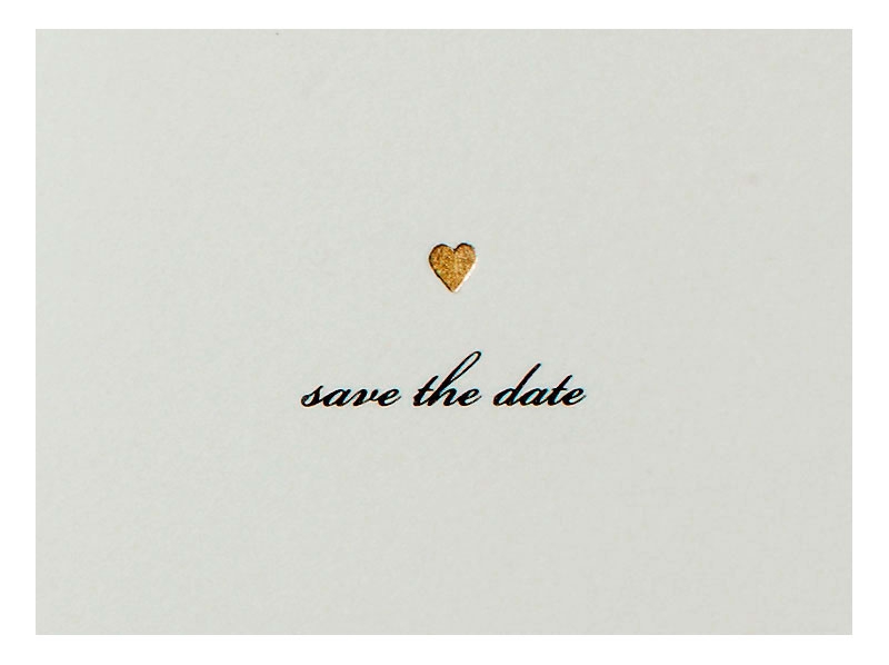 Save-the-Date Hochzeitskarten gedruckt auf Büttenpapier mit 2 gold geprägten Herzen.