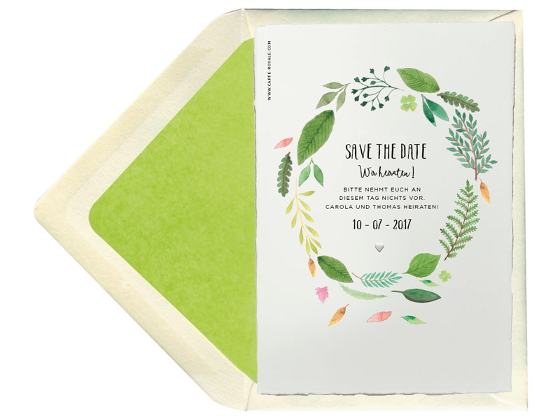 Save-the-Date Karten mit grünem Blätterkranz und kleiner Herz-Prägung.