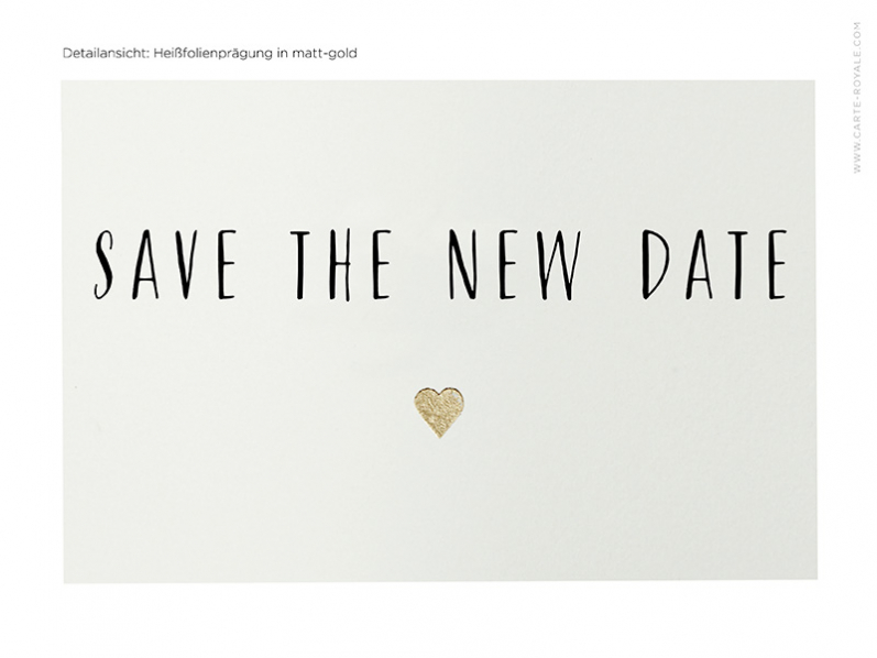 Das Hochzeitsdatum wird verschoben. Stilvolle und hochwertige Save-the-Date Karte mit Prägung auf Büttenpapier.