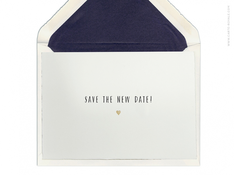 Das Hochzeitsdatum wird verschoben. Stilvolle und hochwertige Save-the-Date Karte mit Prägung auf Büttenpapier.